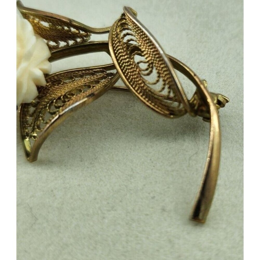 Vintage Unbranded White Carved Flower Gold Tone‎ Filigree Floral Brooch - Picture 3 of 4
